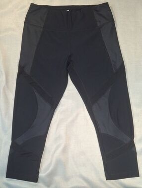💥3/$20💥 90 Degree by Reflex Black Mesh Panel Capri Leggings - Sz M Inseam 22"